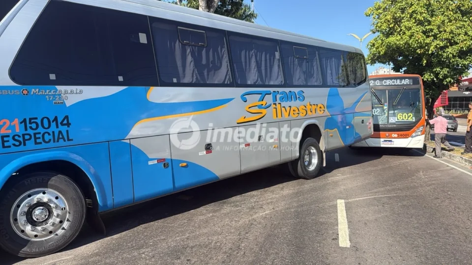 Motociclista fica gravemente ferido após acidente com ônibus na Avenida André Araújo, em Manaus