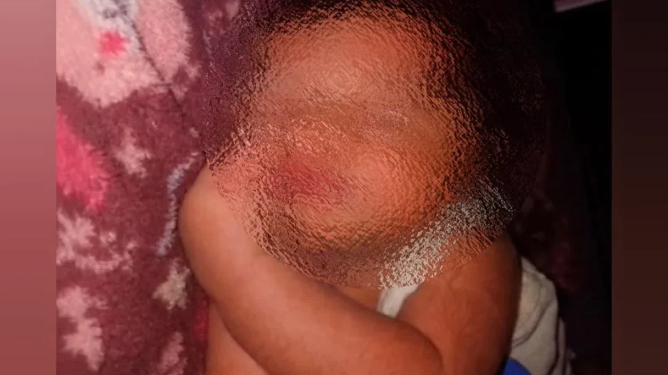 Bebê sequestrada é encontrada debilitada em varanda de casa no Santo Agostinho; bilhete sobre suposta venda da criança é achado no local