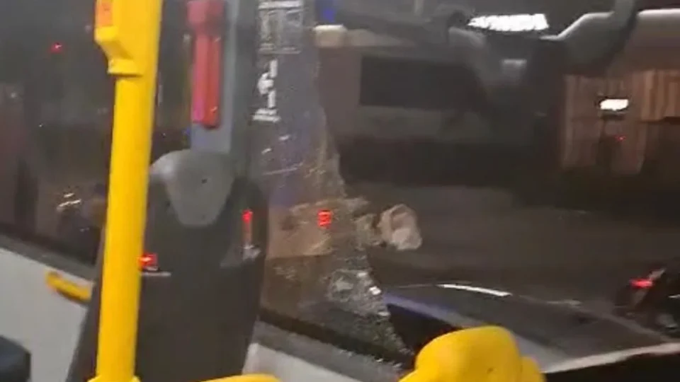 Ônibus é depredado durante confusão entre torcidas organizadas após jogo pela Série C em Belém
