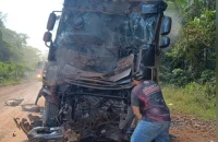 COLISÃO: batida entre carretas destrói cabine de veículo na BR-210