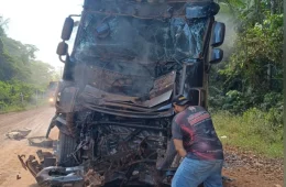COLISÃO: batida entre carretas destrói cabine de veículo na BR-210