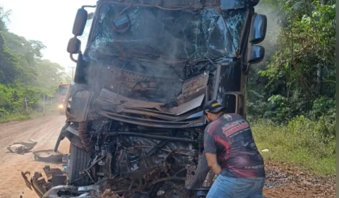 COLISÃO: batida entre carretas destrói cabine de veículo na BR-210