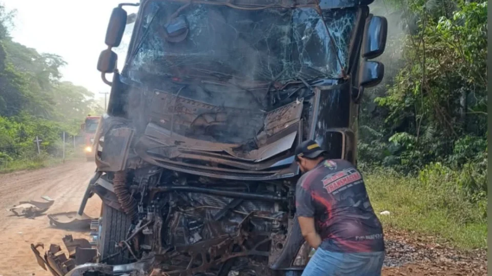COLISÃO: batida entre carretas destrói cabine de veículo na BR-210