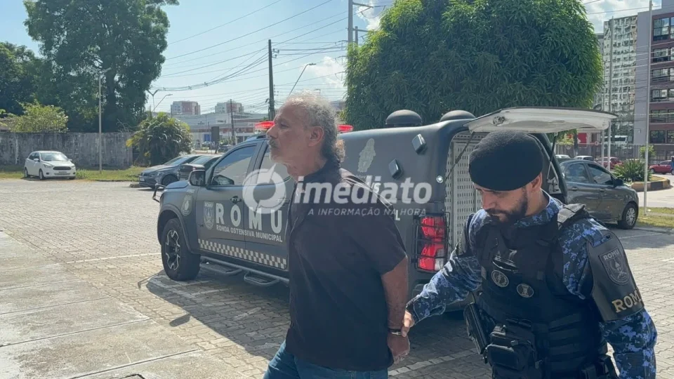 Homem é preso por porte ilegal após ser encontrado com arma furtada de guarda municipal