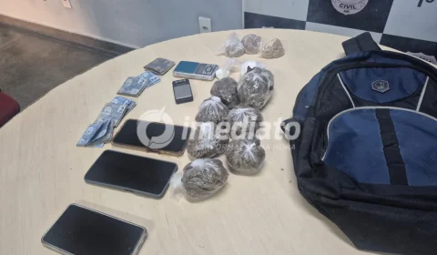 Homem tenta fugir da polícia, mas é preso com mochila recheada de drogas em Manaus