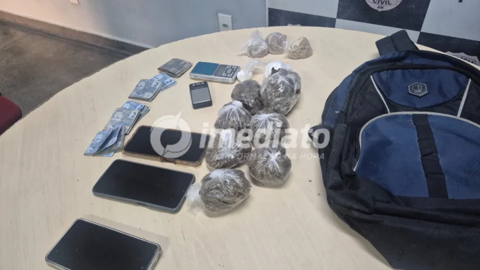 Homem tenta fugir da polícia, mas é preso com mochila recheada de drogas em Manaus