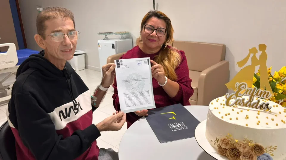 Casal oficializa união após 17 anos juntos em cerimônia realizada em hospital de Manaus
