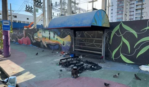 Incêndio em parada de ônibus deixa homem em situação de rua ferido em Belém; polícia investiga