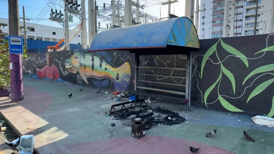 Incêndio em parada de ônibus deixa homem em situação de rua ferido em Belém; polícia investiga