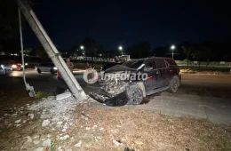 Veja: Motorista colide em poste e deixa trecho da Avenida das Torres no escuro