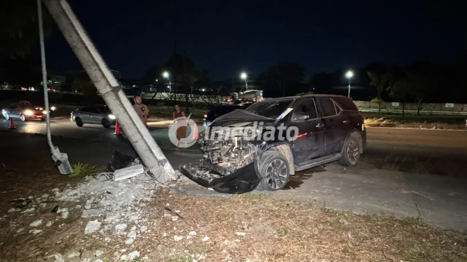 Veja: Motorista colide em poste e deixa trecho da Avenida das Torres no escuro