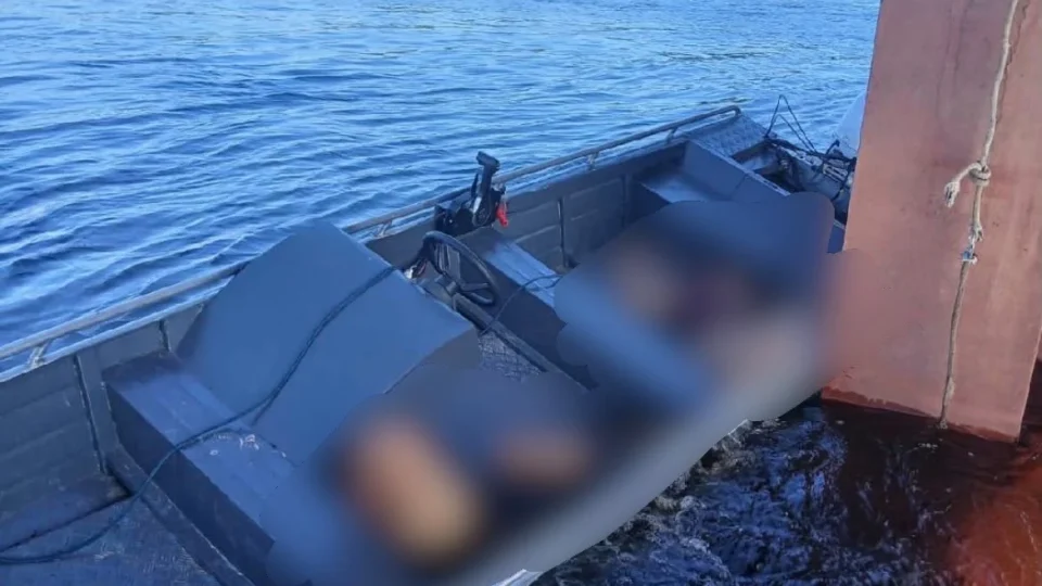 Dois corpos são encontrados em lancha no Rio Negro, em Manaus; delegado fala em fatalidade
