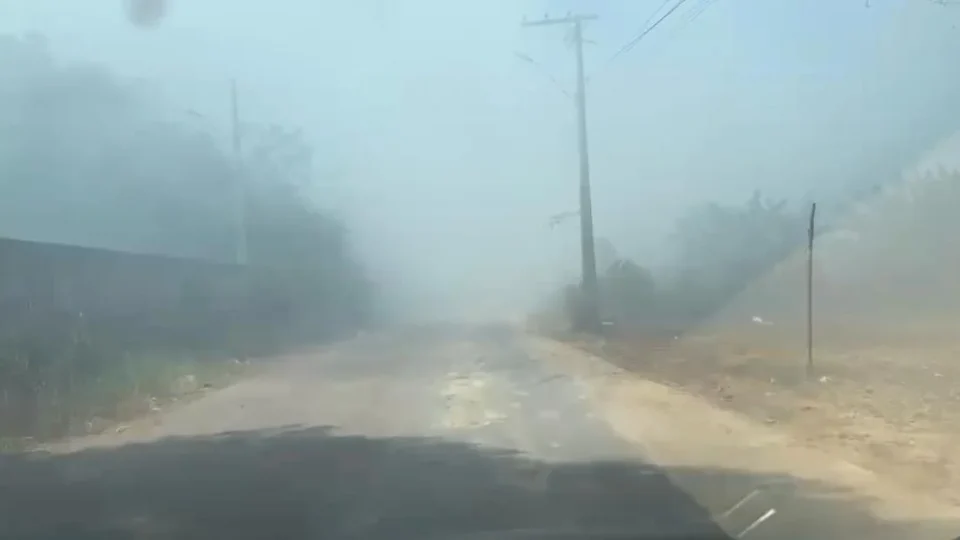 Moradores de Iranduba seguem sofrendo com grande concentração de fumaça