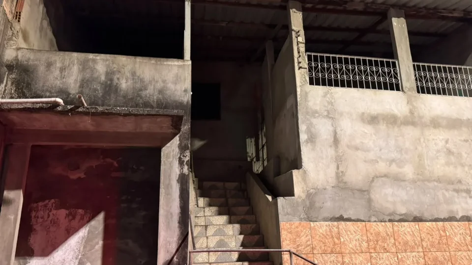 Homem é morto com tiro na cabeça em casa abandonada no Tancredo Neves