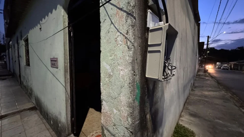 Família enfrenta cinco dias no escuro após energia não ser religada em Manaus