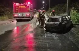 INCÊNDIO: carro fica destruído após bater em poste e pegar fogo em Macapá