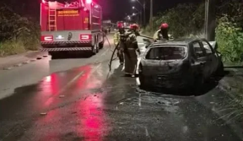 INCÊNDIO: carro fica destruído após bater em poste e pegar fogo em Macapá