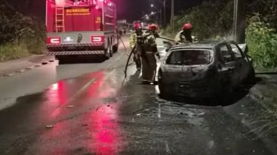 INCÊNDIO: carro fica destruído após bater em poste e pegar fogo em Macapá