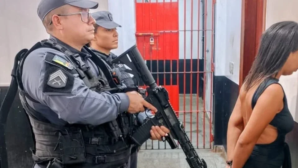 FLAGRANTE: drogas são encontradas dentro de casa e mulher acaba presa no Brasil Novo