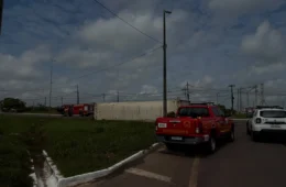 CARGA PESADA: carreta com mais de 25 toneladas de frango tomba na rotatória do K9