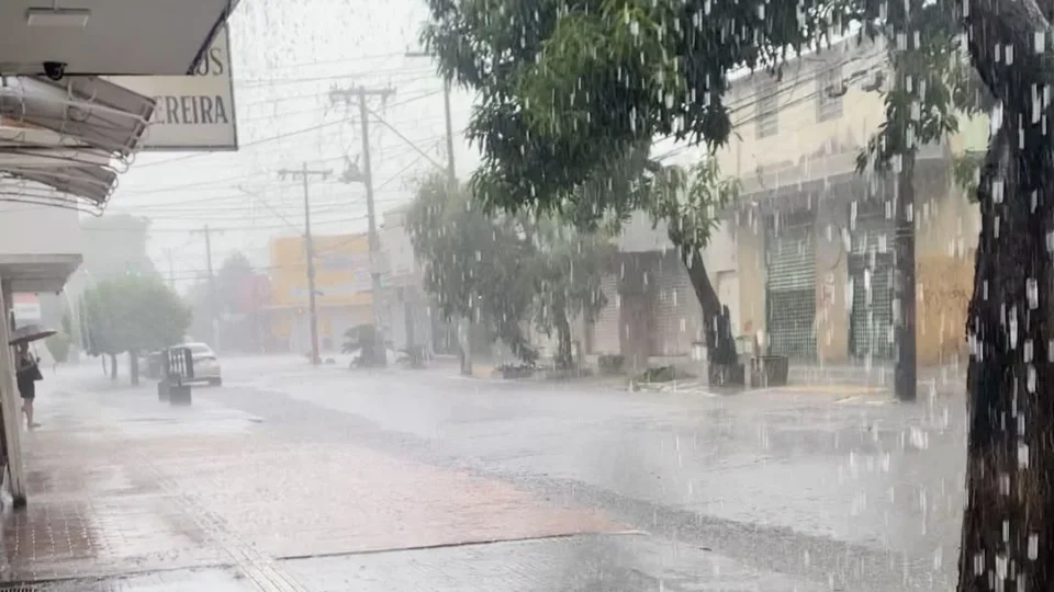 CHUVA: INMET emite alerta amarelo para Manaus neste domingo