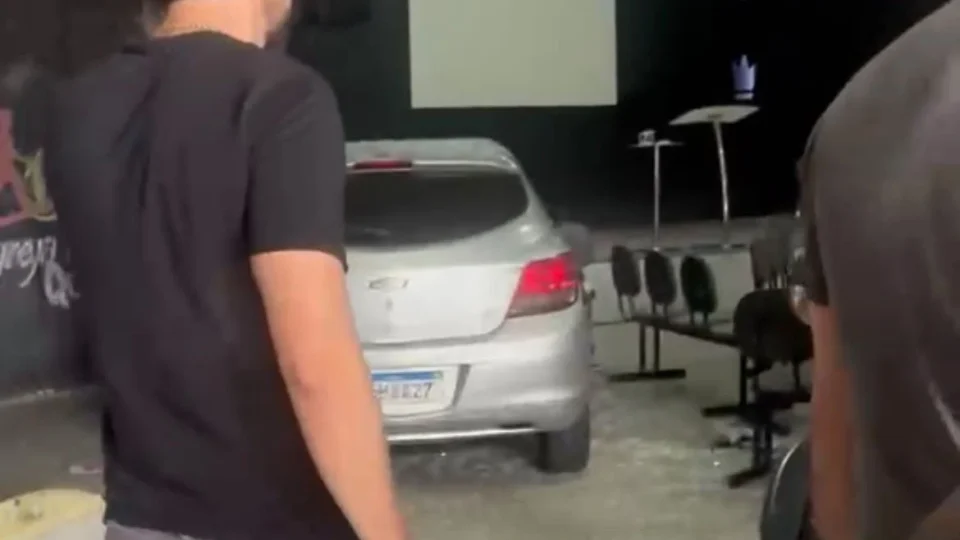 Carro invade igreja e deixa duas pessoas feridas em Ananindeua