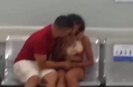 VIDEO: Mulher quebra porta de vidro de UPA com socos e cadeiradas após tentar entrar sem triagem em MG