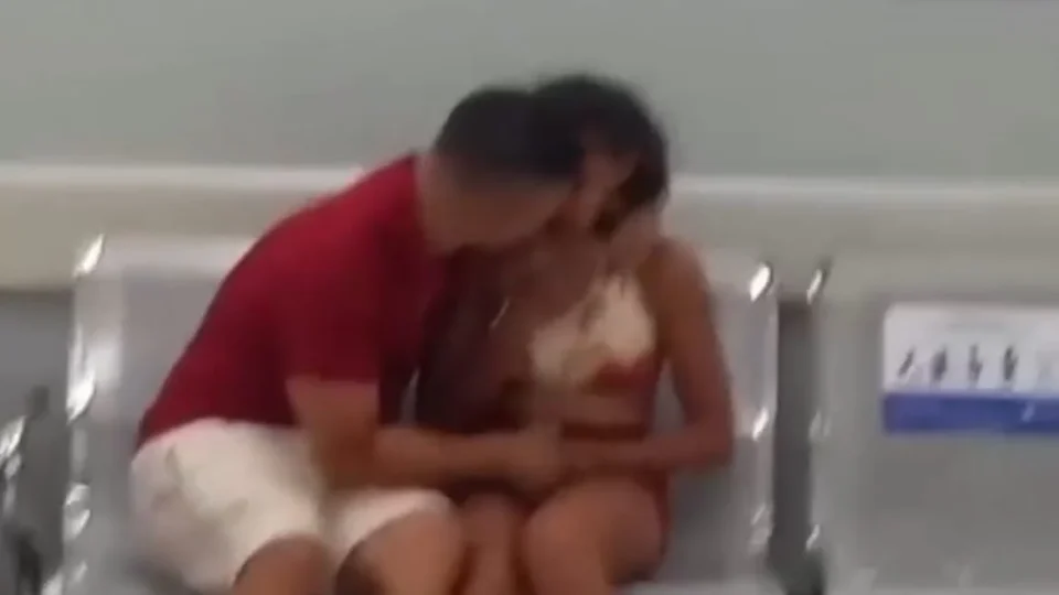 VIDEO: Mulher quebra porta de vidro de UPA com socos e cadeiradas após tentar entrar sem triagem em MG