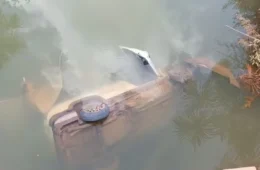 POR POUCO: carro cai de ponte e fica submerso na BR-156; duas pessoas são salvas