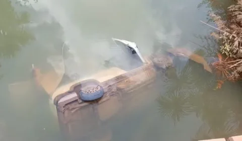POR POUCO: carro cai de ponte e fica submerso na BR-156; duas pessoas são salvas