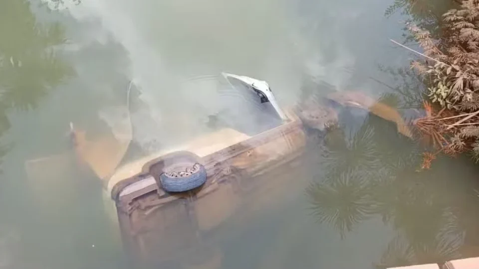 POR POUCO: carro cai de ponte e fica submerso na BR-156; duas pessoas são salvas