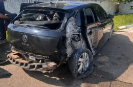 AGORA: Carro bate em poste após falha na direção no Espaço Alternativo