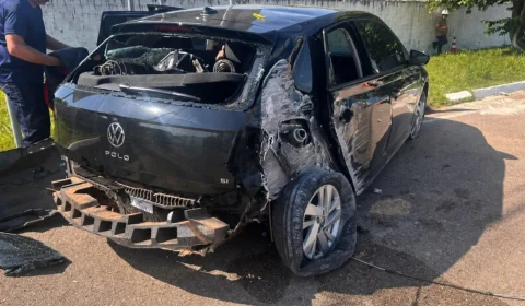 AGORA: Carro bate em poste após falha na direção no Espaço Alternativo