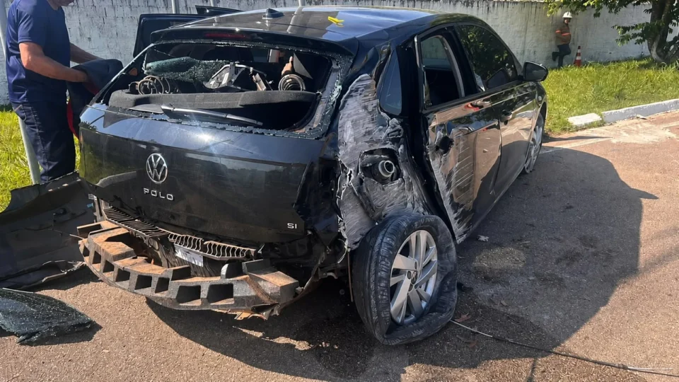AGORA: Carro bate em poste após falha na direção no Espaço Alternativo