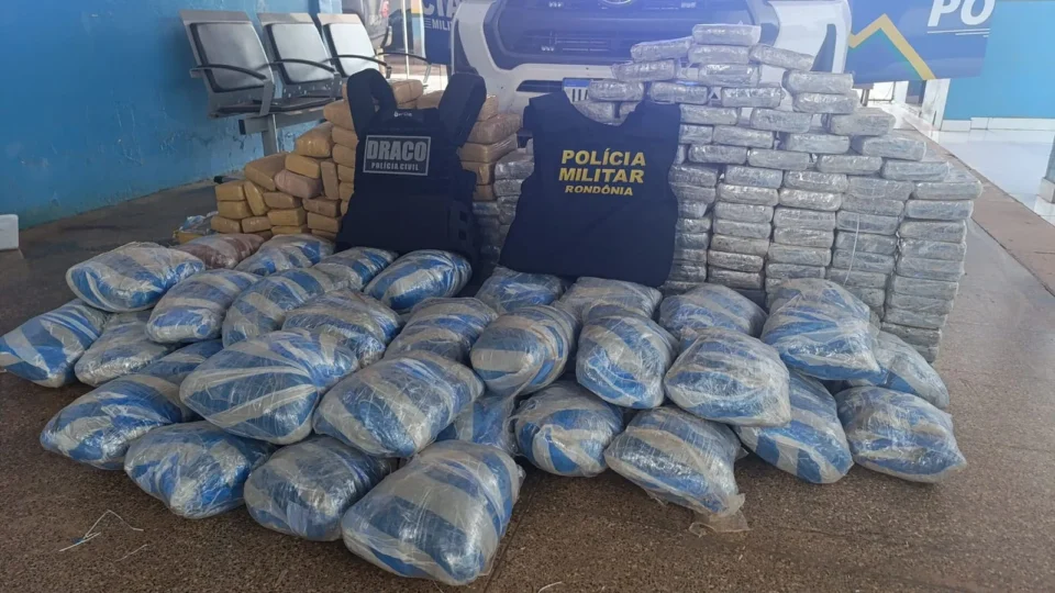 Cerca de 250 kg de skunk são encontrados abandonados às margens de rio em Rondônia