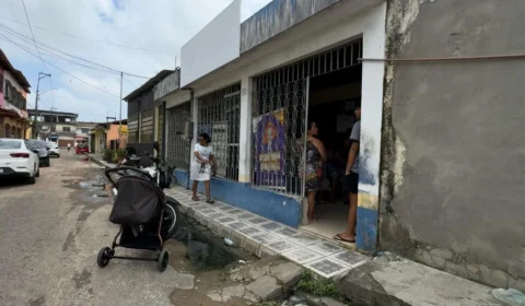 Moradores do Panorama XXI que procuram o posto de saúde sofrem com calor, vala insalubre e abandono