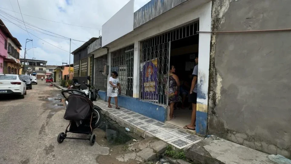 Moradores do Panorama XXI que procuram o posto de saúde sofrem com calor, vala insalubre e abandono