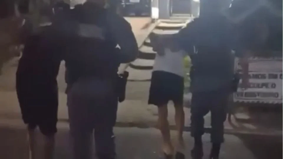 ARMADOS E SEM SAÍDA: dupla entra em farmácia e tenta esconder revólver antes de ser presa no Amapá