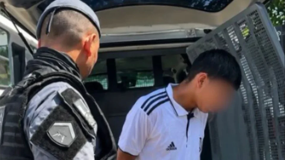 FUGA FRUSTRADA: passageiro com dois mandados por roubo tenta escapar da PM em Macapá