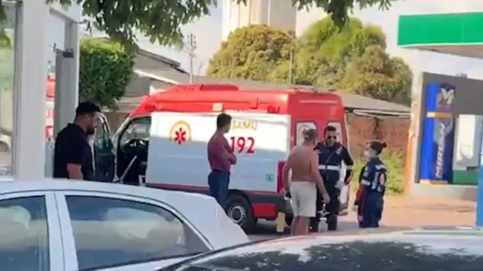 Mulher fica ferida após colisão entre Fiat Uno e Honda City em Porto Velho