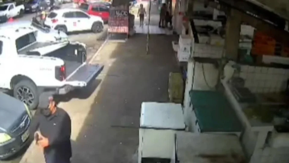 Vídeo: assaltante leva R$ 60 mil em ouro de vítima na feira da Marambaia, em Belém