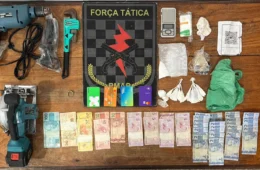 TENTATIVA DE FUGA: homem corre para dentro de casa, mas acaba preso com drogas no Muca