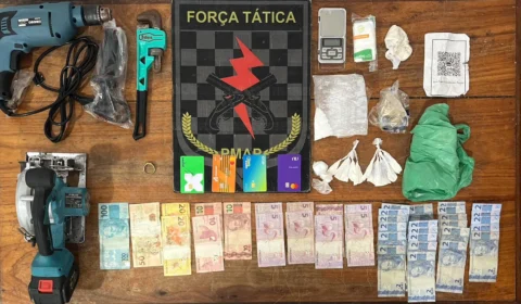 TENTATIVA DE FUGA: homem corre para dentro de casa, mas acaba preso com drogas no Muca