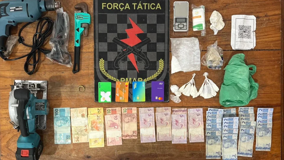TENTATIVA DE FUGA: homem corre para dentro de casa, mas acaba preso com drogas no Muca