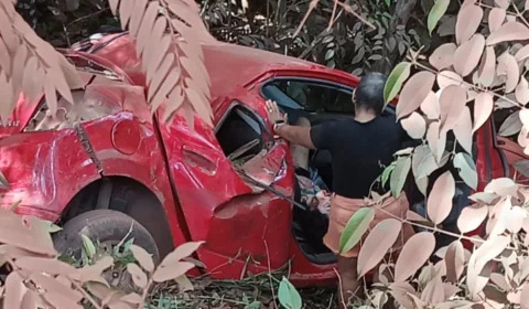 TRAGÉDIA NA BR-156: professora morre após carro sair da pista, cair em ribanceira e capotar no sul do Amapá