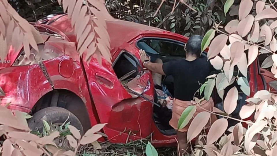 TRAGÉDIA NA BR-156: professora morre após carro sair da pista, cair em ribanceira e capotar no sul do Amapá