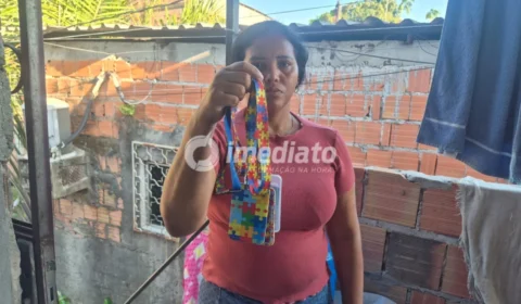 “Em todas as portas eu já bati”, diz mãe de três filhos autistas que cobra tratamento em Manaus