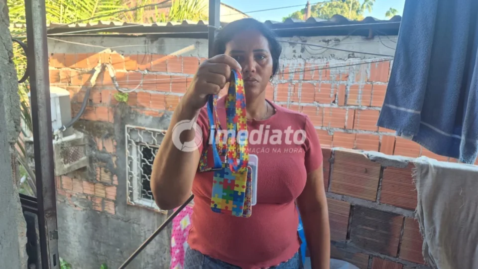 “Em todas as portas eu já bati”, diz mãe de três filhos autistas que cobra tratamento em Manaus