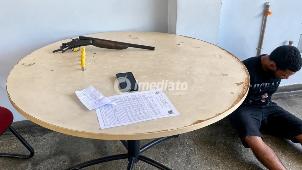 Briga entre vizinhos termina com mulher baleada e suspeito preso no São José