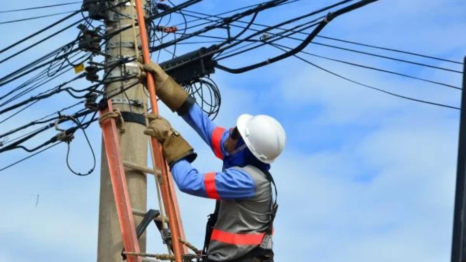 Cinco bairros de Manaus e zona rural terão energia elétrica interrompida nesta segunda-feira (10); veja os locais